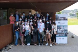 Miembros de la comunidad universitaria de la UC visitan el Archivo Histórico Banco Santander
