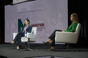 Cristina Ruiz y Belén Díaz durante el acto institucional
