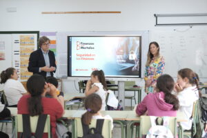 Francisco Artime, voluntario de 'Finanzas para Mortales', durante una sesión de educación financiera.